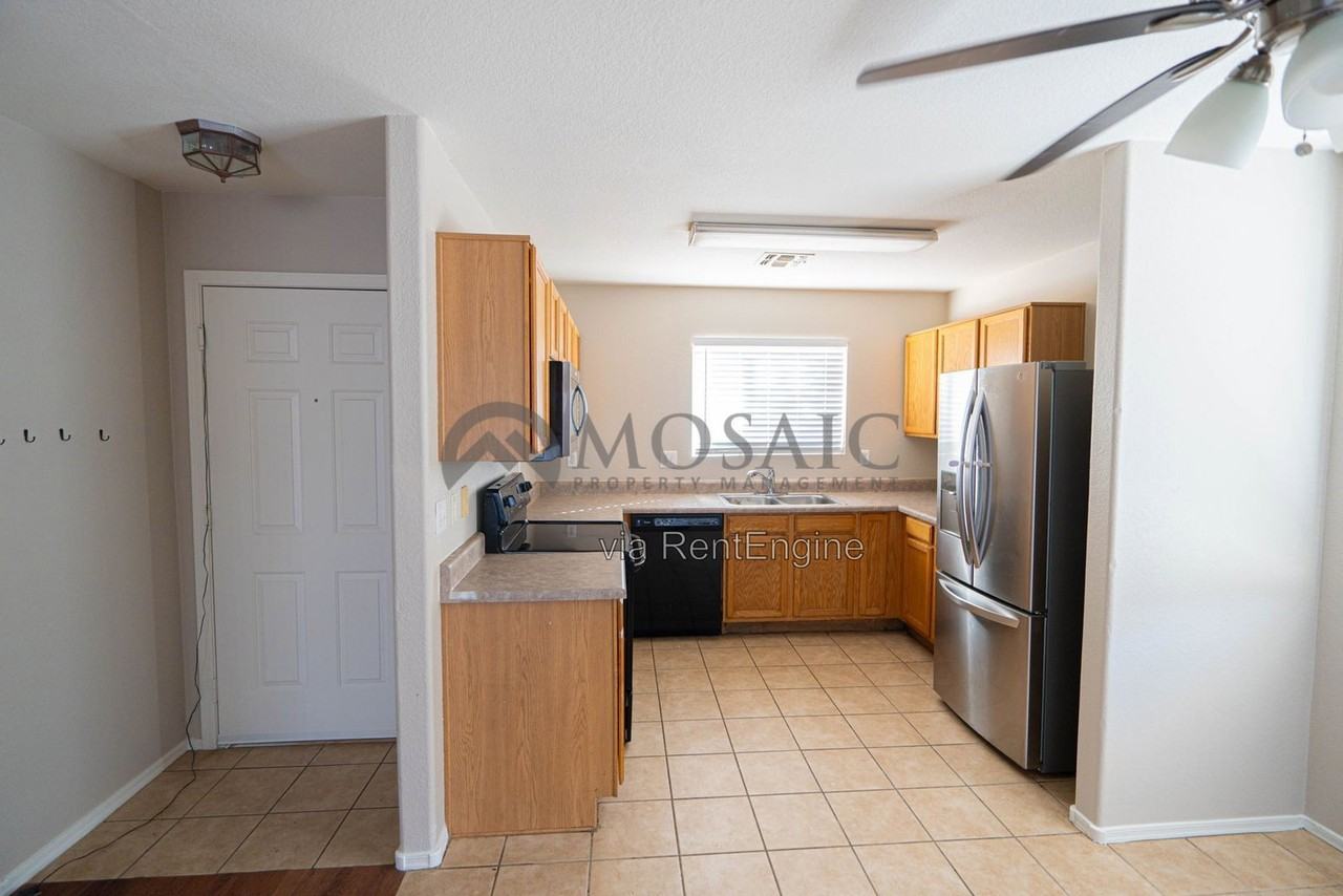 1158 E Silversmith Trl - Photo 2 of 22