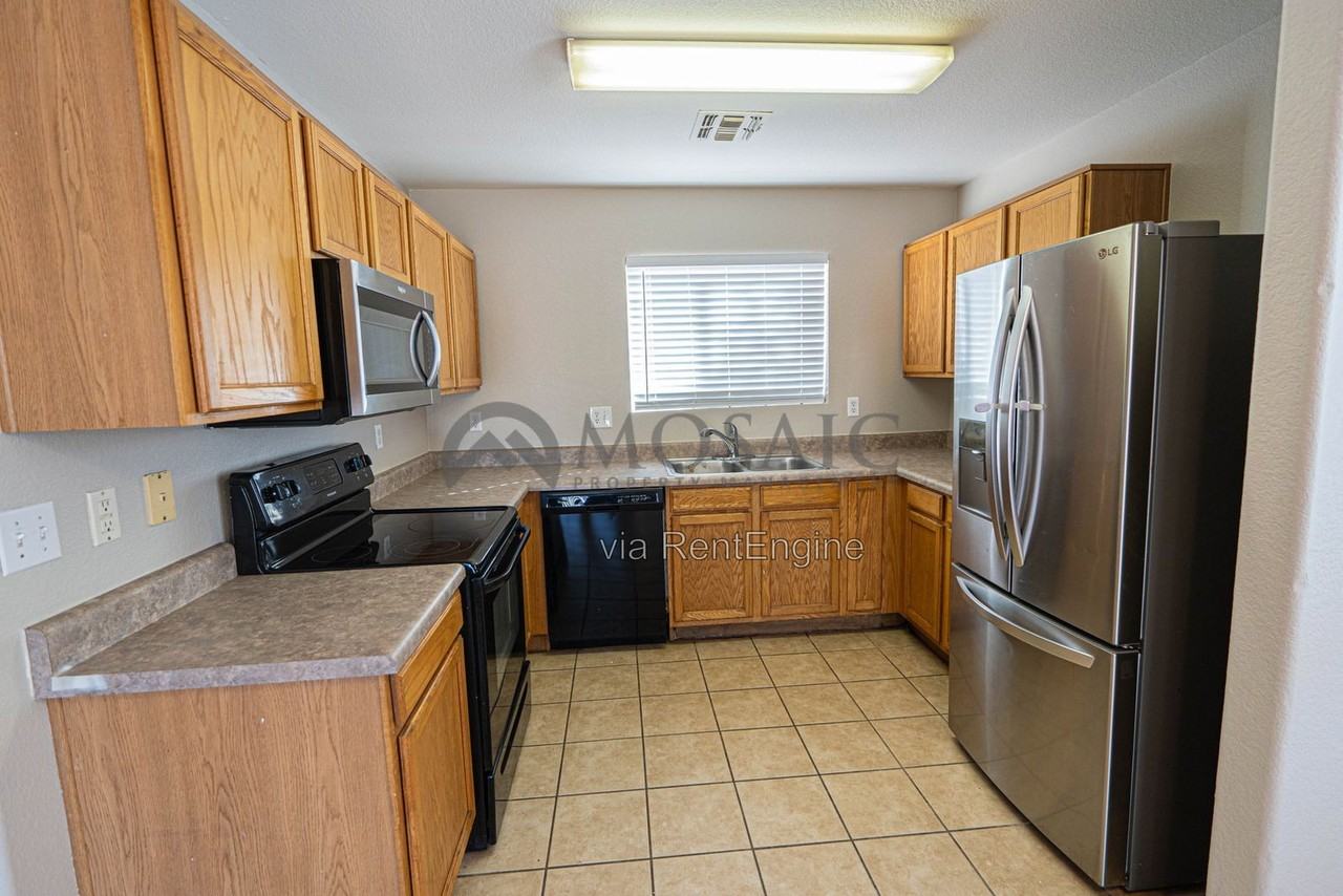1158 E Silversmith Trl - Photo 3 of 22