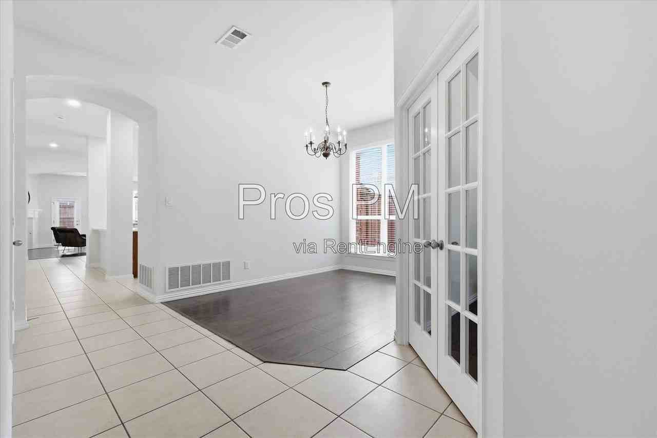 2432 Chesterwood Dr - Photo 5 of 46