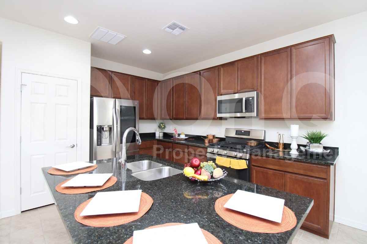 5734 W Getty Dr - Photo 3 of 24
