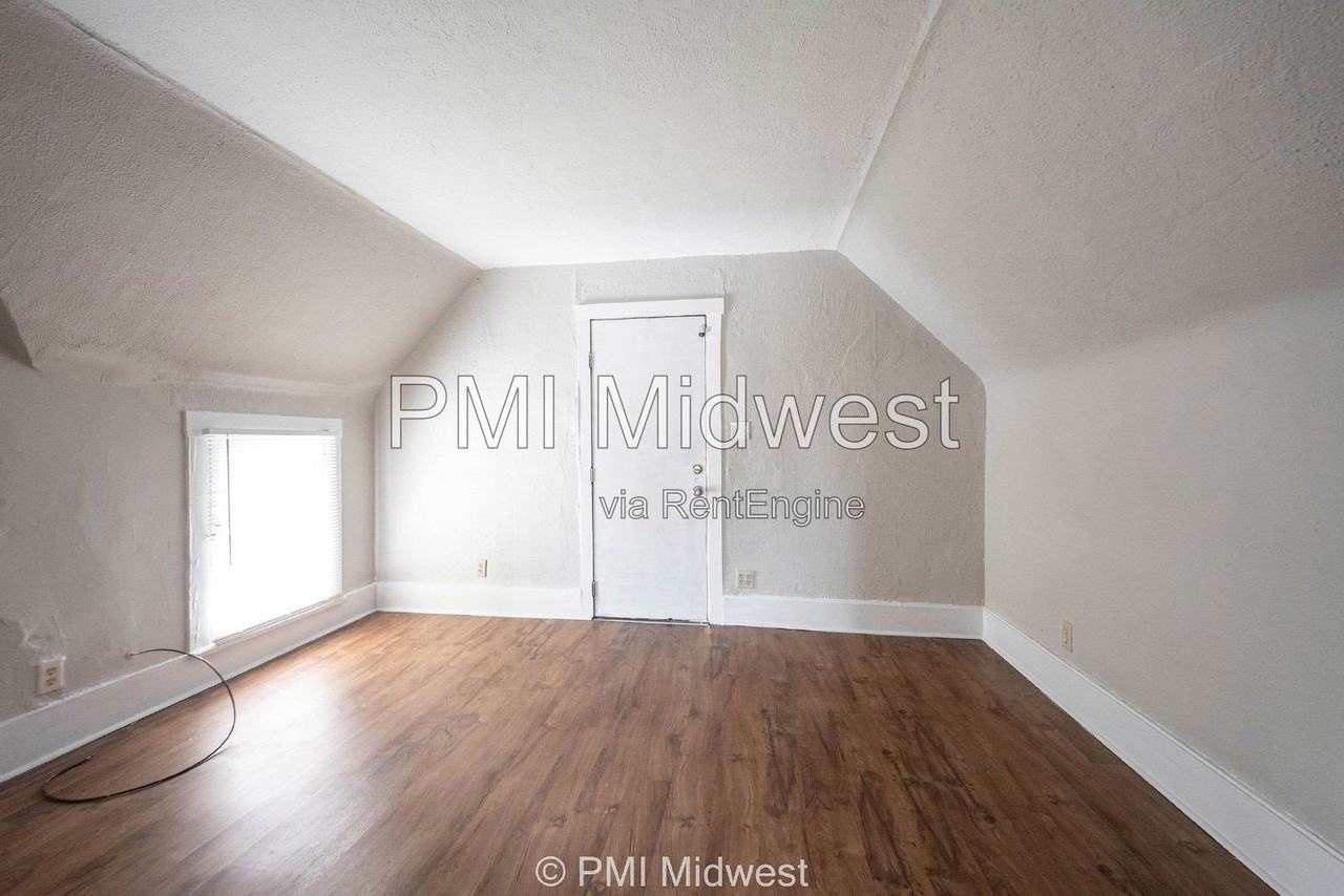 831 S Webster St - Photo 4 of 25