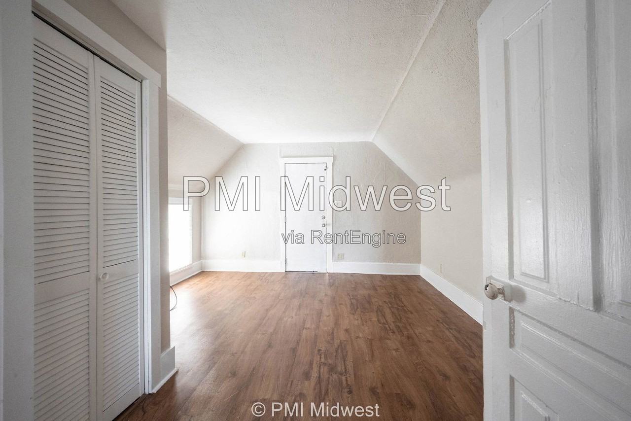 831 S Webster St - Photo 5 of 25