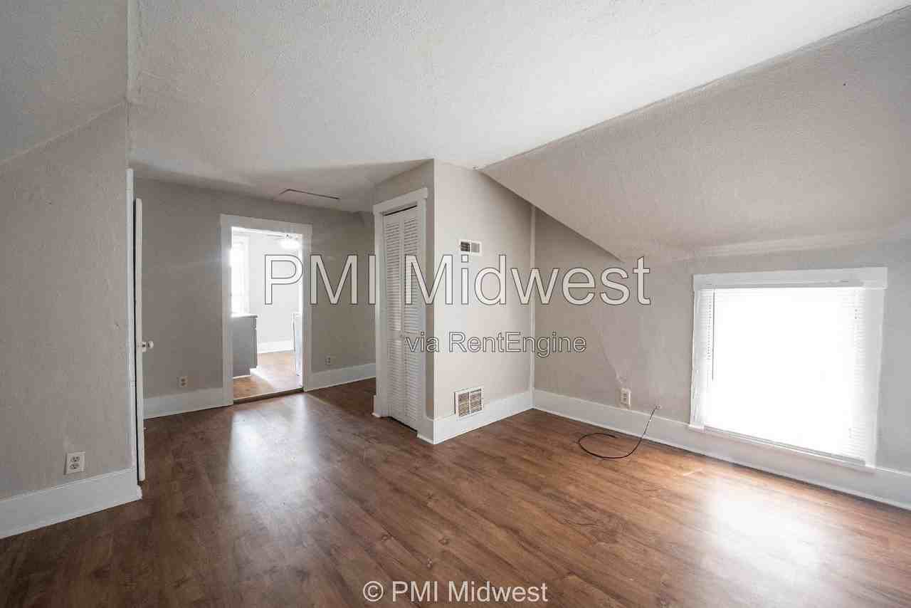831 S Webster St - Photo 6 of 25