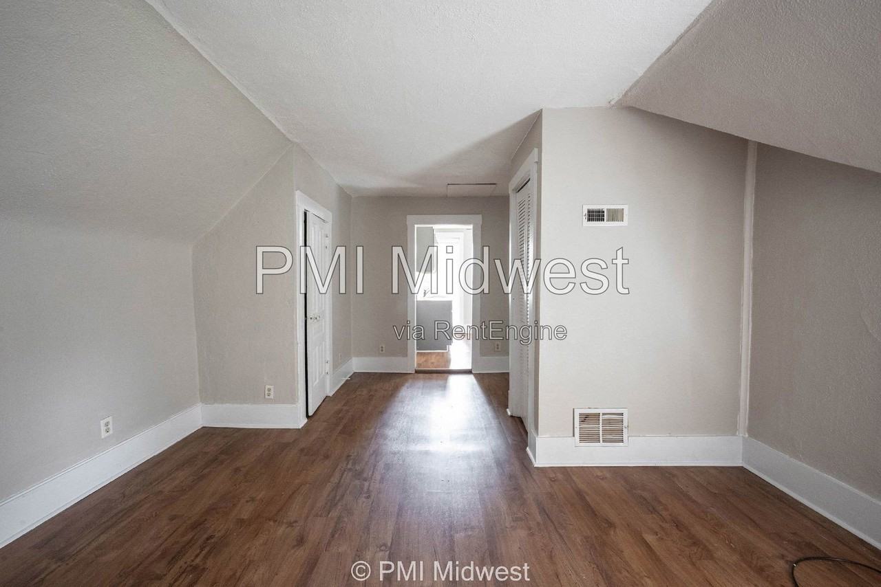 831 S Webster St - Photo 7 of 25