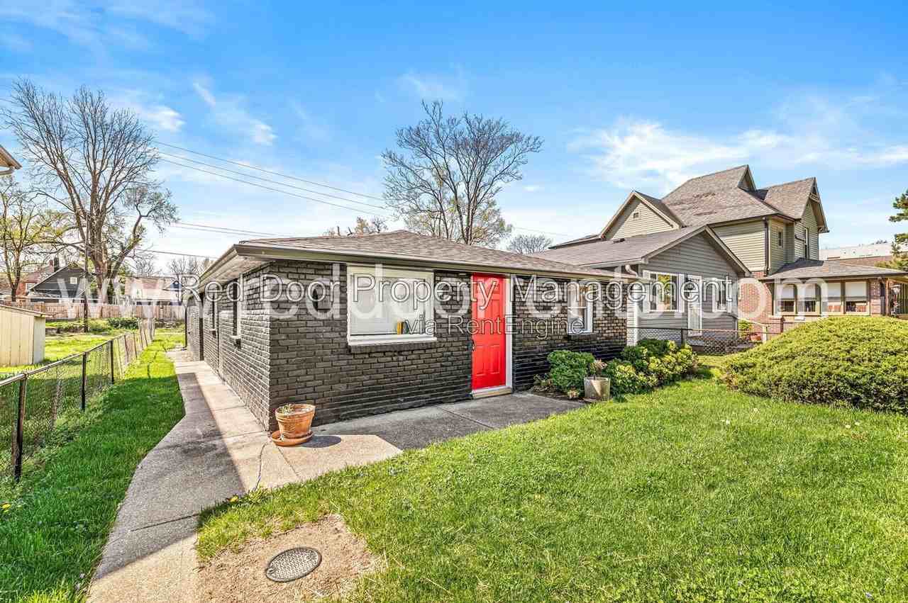 1037 W 30th St - Photo 3 of 26