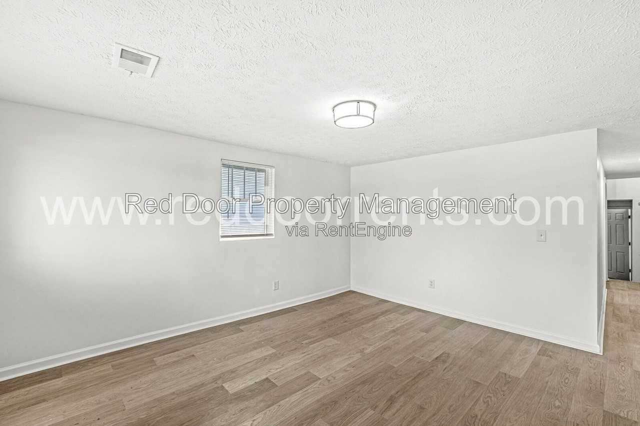 1037 W 30th St - Photo 4 of 26