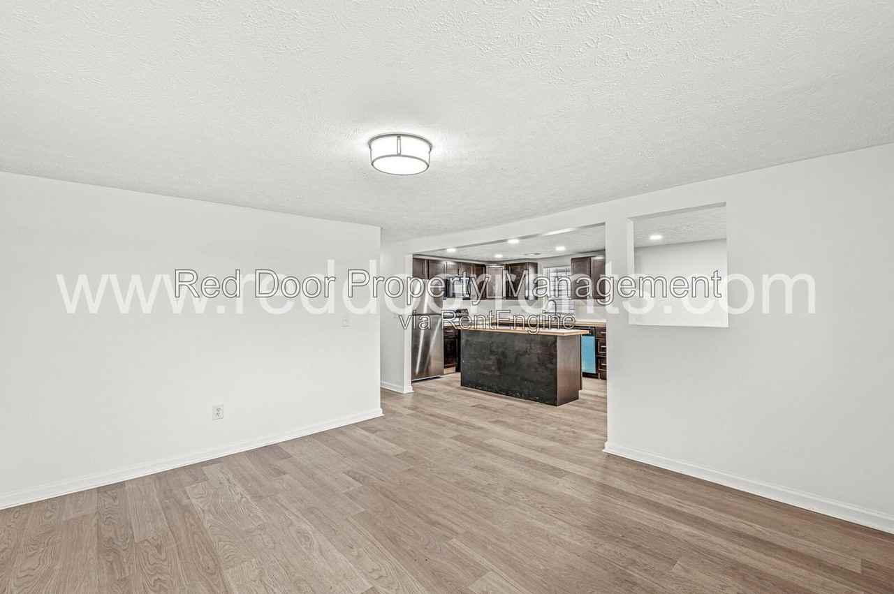 1037 W 30th St - Photo 5 of 26
