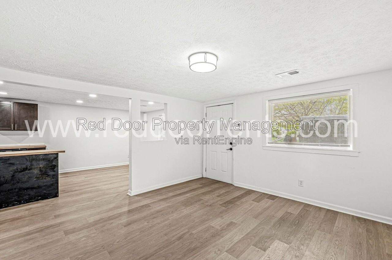 1037 W 30th St - Photo 6 of 26