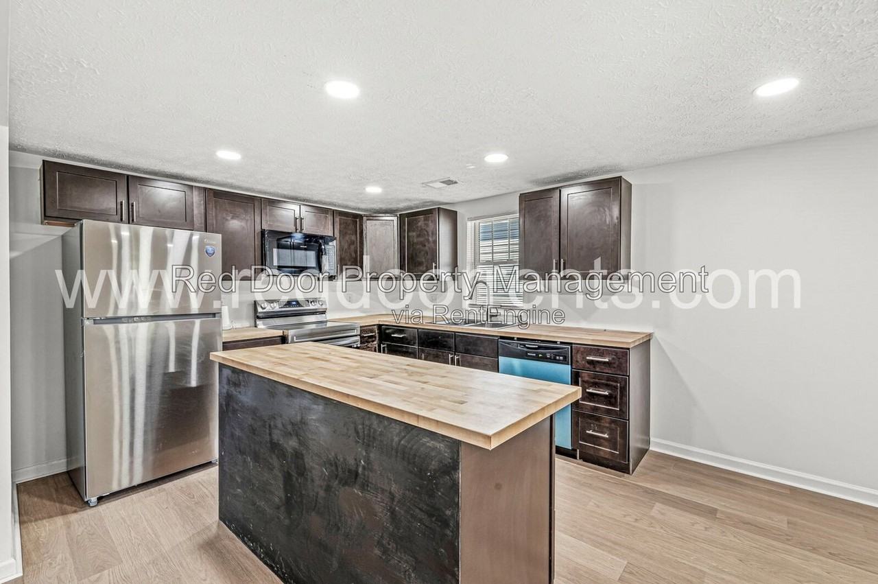 1037 W 30th St - Photo 7 of 26