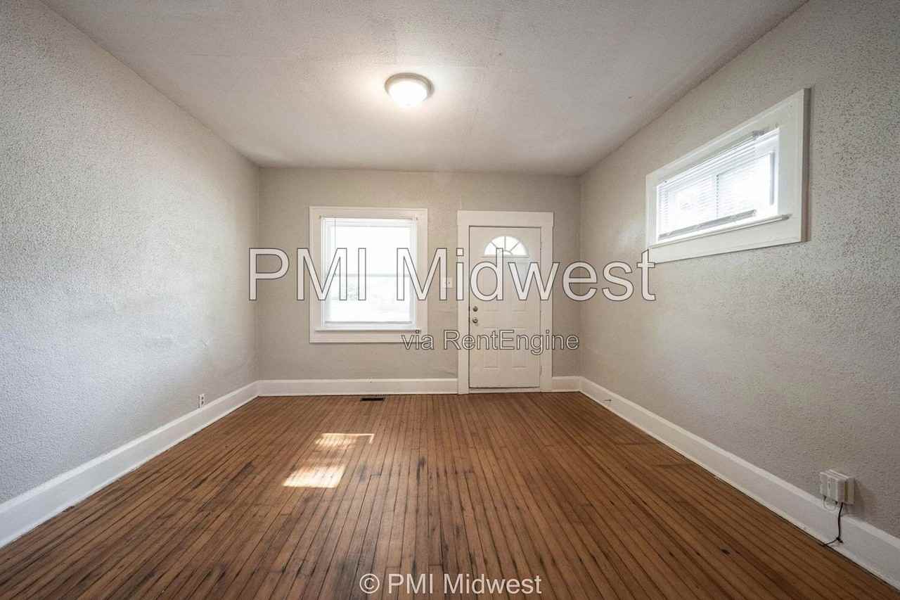 411 W 40th St - Photo 2 of 26