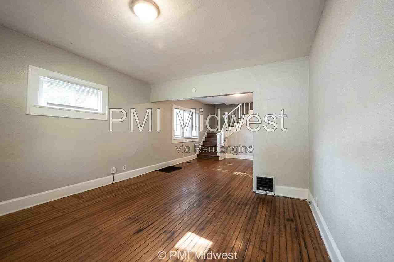 411 W 40th St - Photo 3 of 26