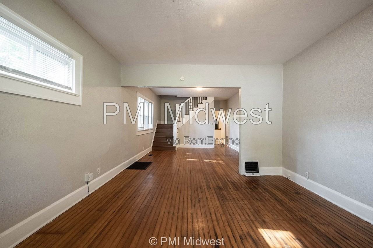 411 W 40th St - Photo 4 of 26
