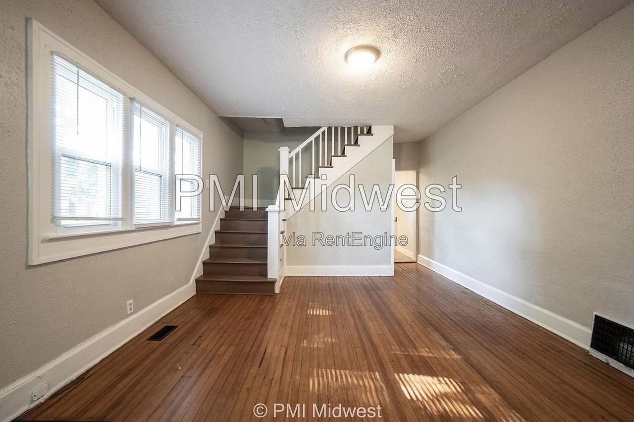 411 W 40th St - Photo 5 of 26