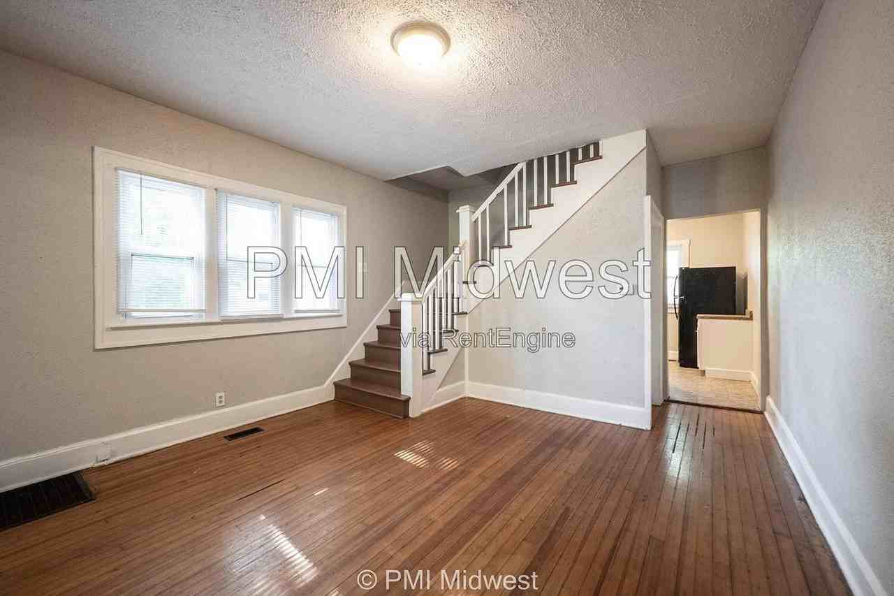 411 W 40th St - Photo 6 of 26