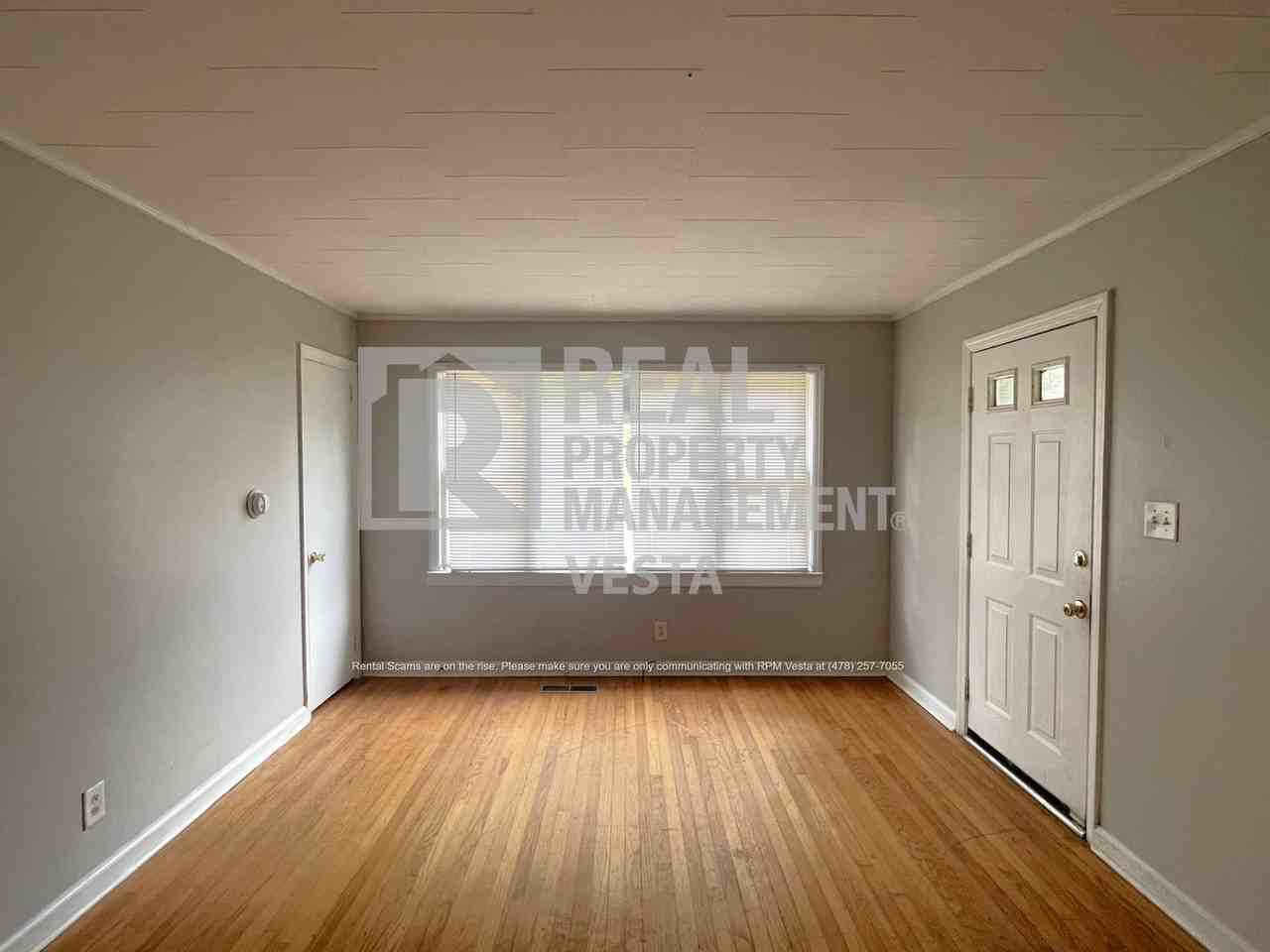 2063 Bayswater Rd - Photo 2 of 15
