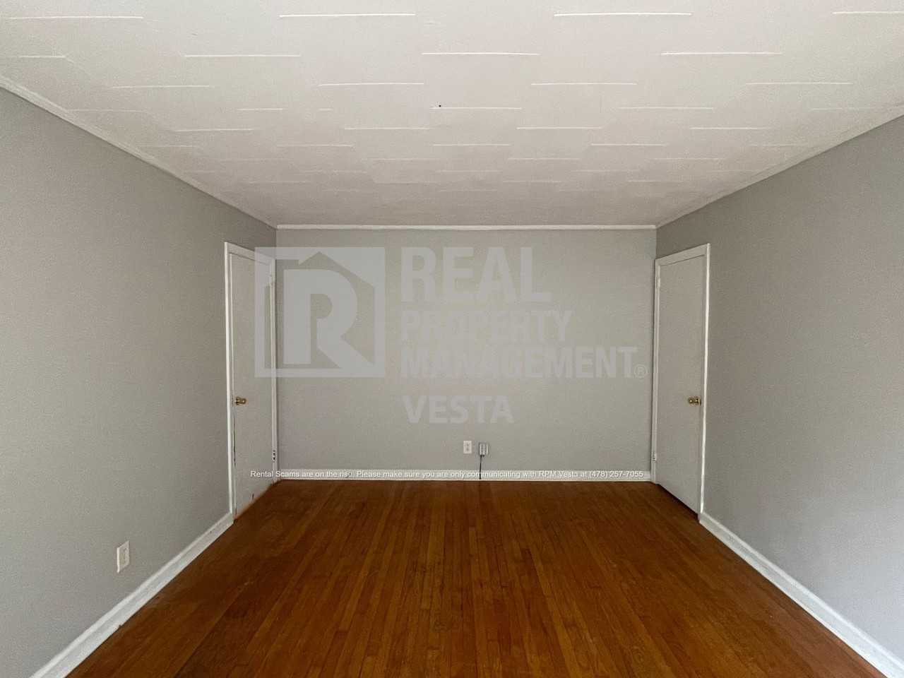 2063 Bayswater Rd - Photo 3 of 15