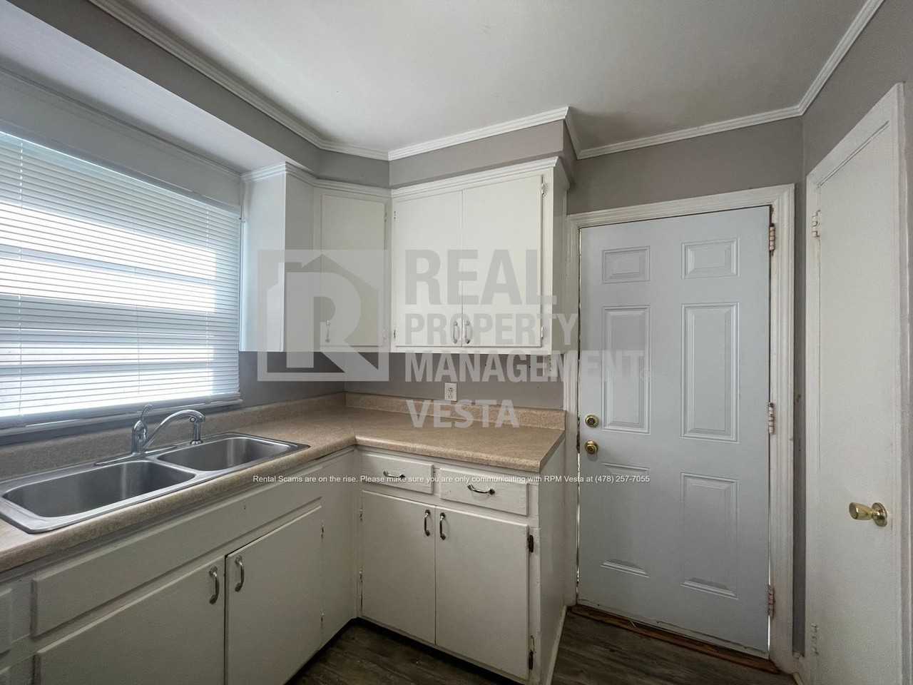2063 Bayswater Rd - Photo 5 of 15