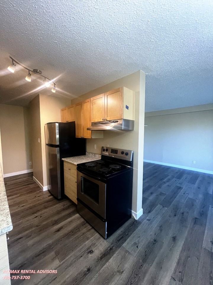 #105 10917 109 Street Northwest - Photo 4 of 20
