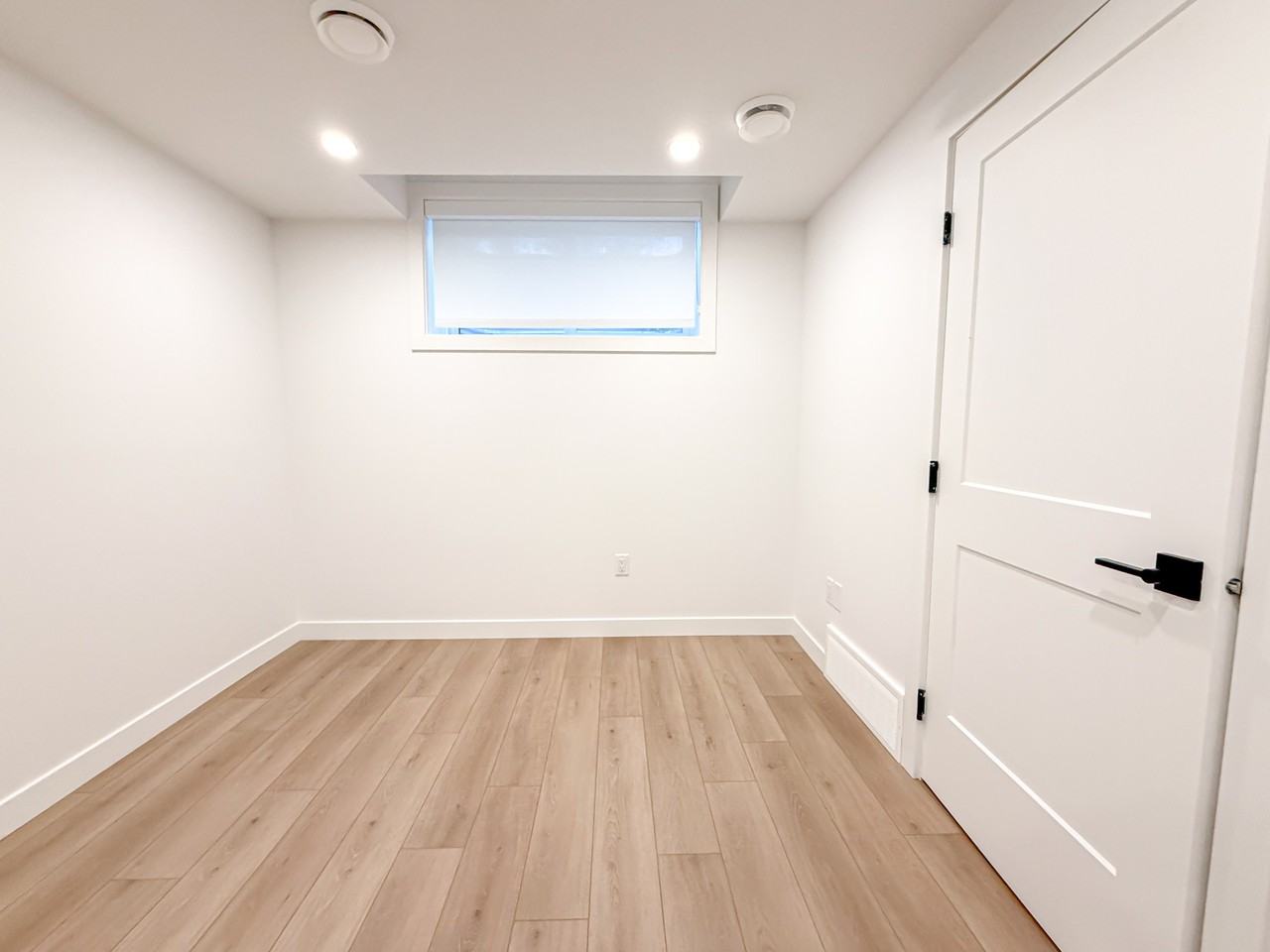 12407 122 Avenue NW, Edmonton - Photo 6 of 11
