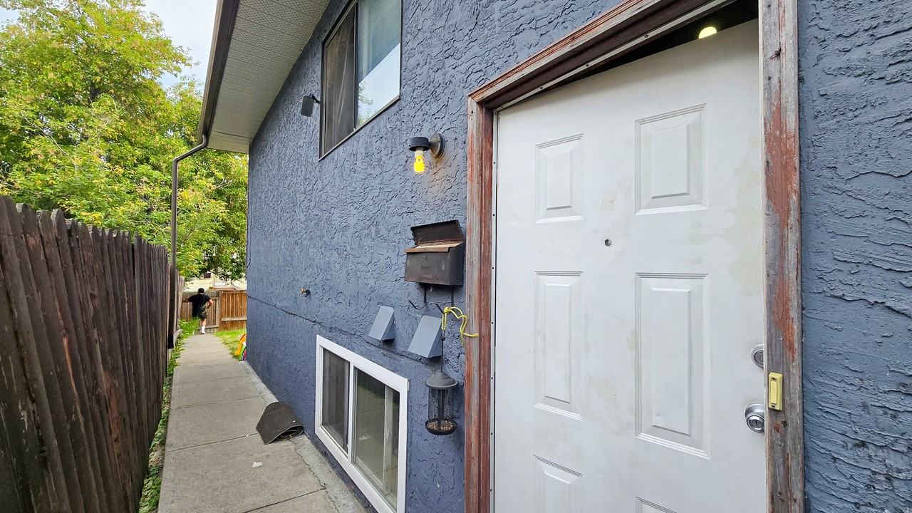 1513 36 St Se - Photo 2 of 24