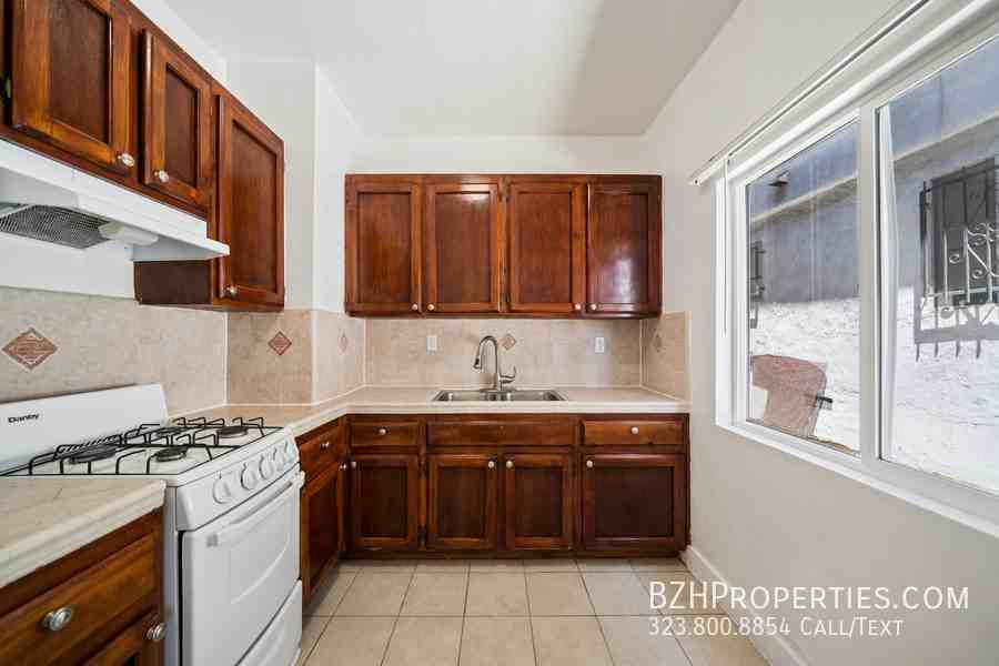 1267 Vin Scully Ave Property - Photo 3 of 18