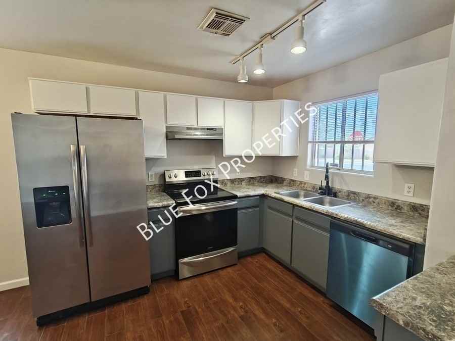 100 E Medina Rd - Photo 5 of 22