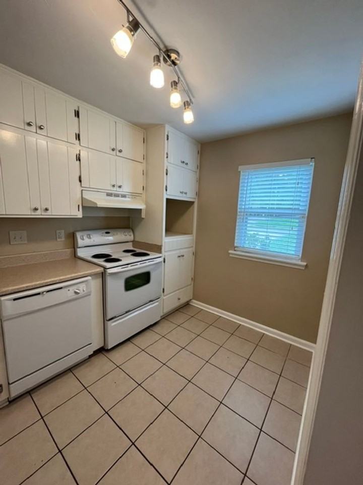 1569 Jacks Dr - Photo 6 of 35