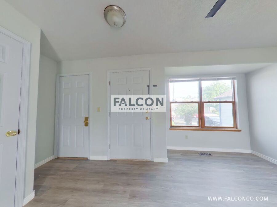 5982 Corinth Dr - Photo 4 of 20