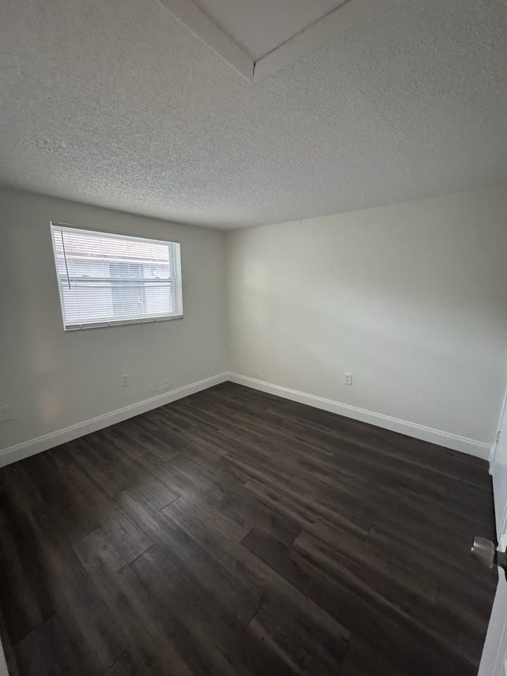 915 34th Ave W #B - Photo 5 of 10