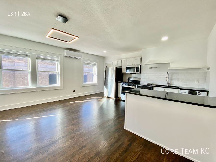 110 E 40th St #303