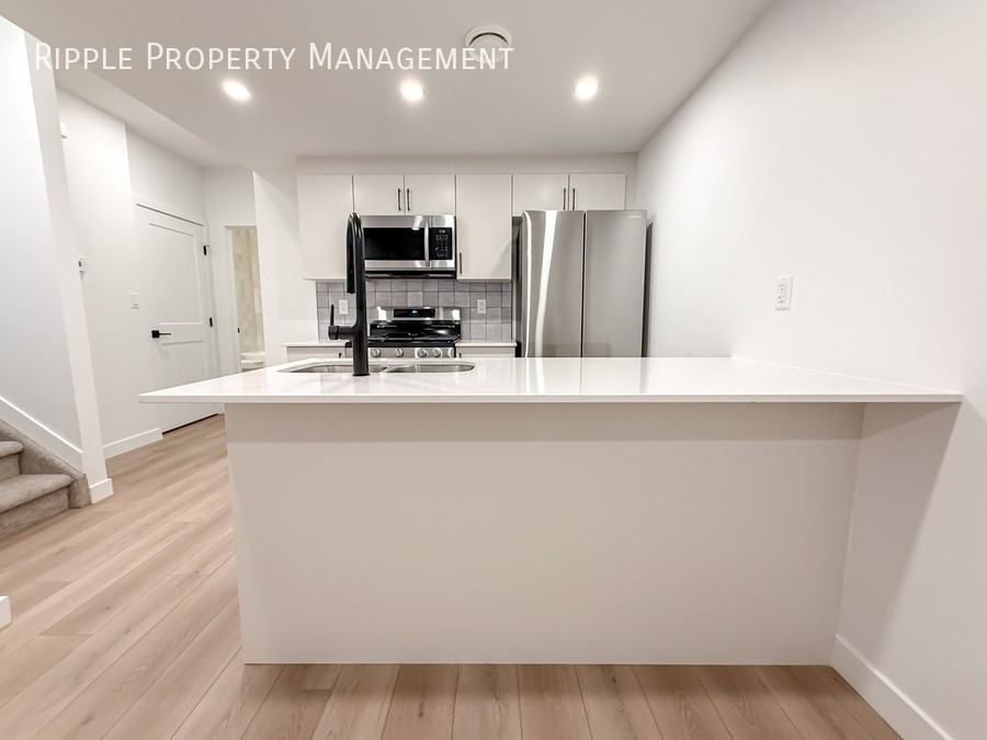 12407 122 Ave Nw - Photo 2 of 11