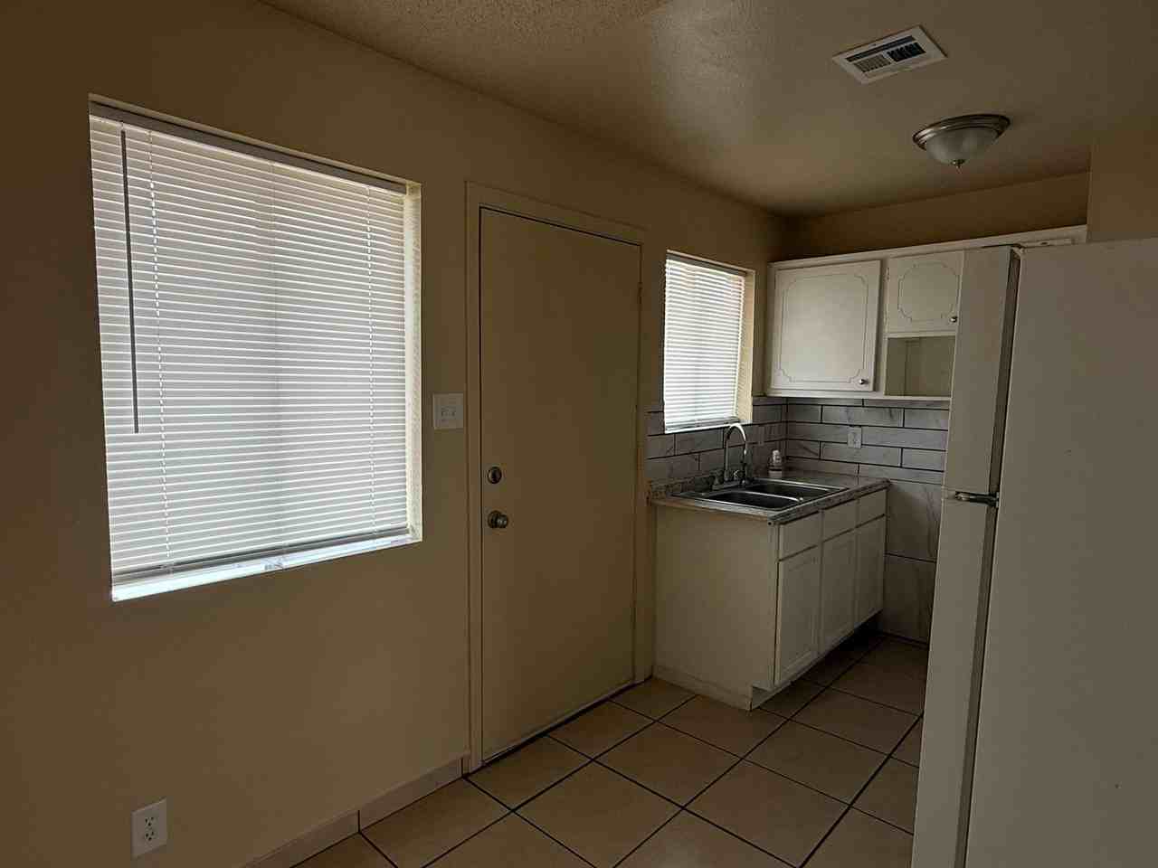 907 W 21st St - Photo 5 of 12