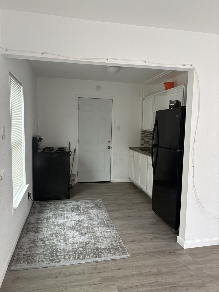 543 Brunswick Blvd #NA - Photo 4 of 8