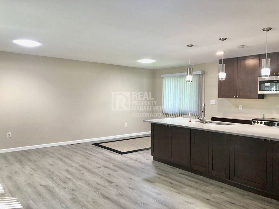 752 Oxford Ln - Photo 3 of 31