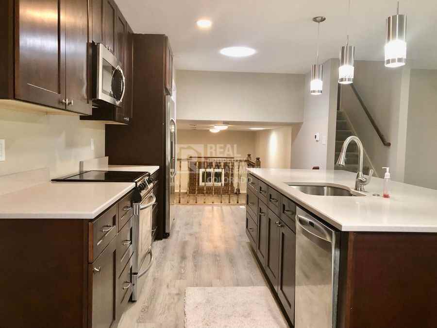 752 Oxford Ln - Photo 7 of 31