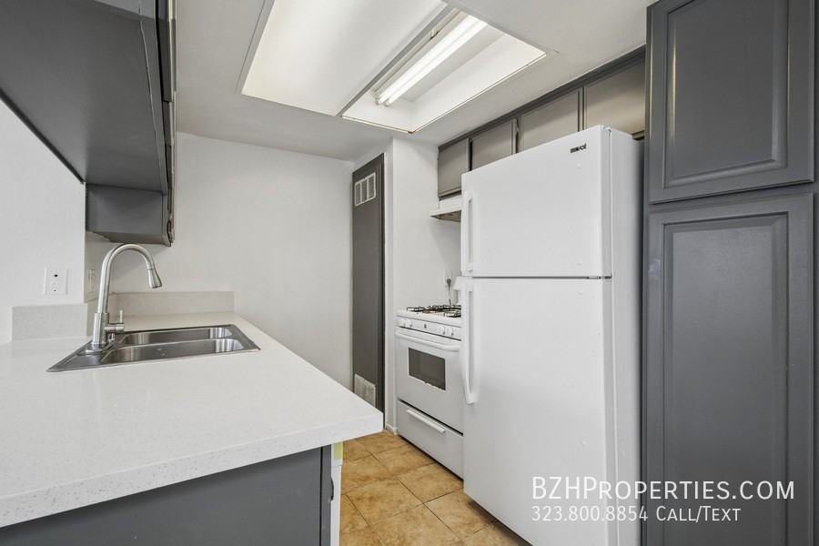 11924 Mayfield Ave - Photo 3 of 40