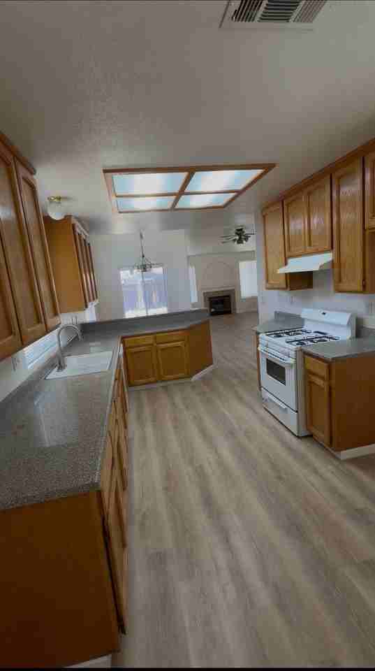 550 Zinfandel St - Photo 2 of 4