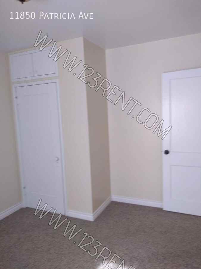 11850 Patricia Ave - Photo 3 of 7