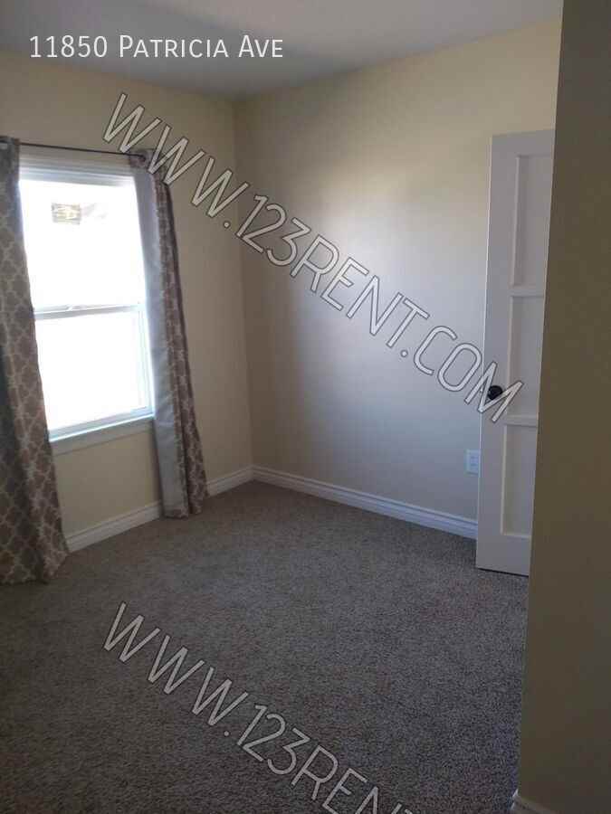 11850 Patricia Ave - Photo 4 of 7