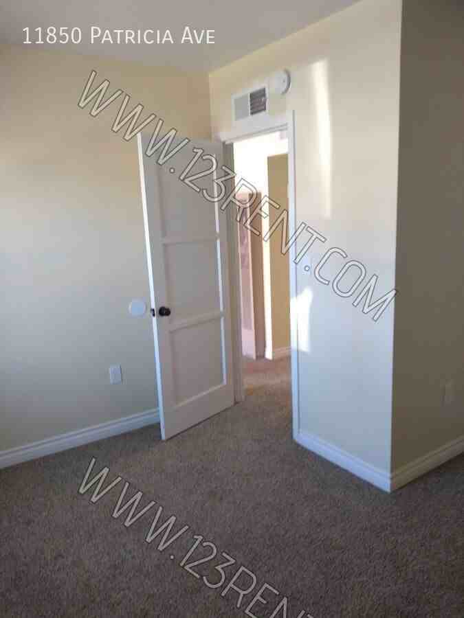 11850 Patricia Ave - Photo 5 of 7