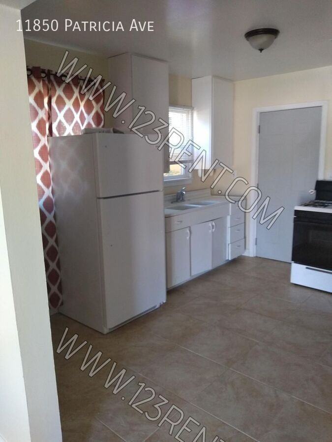 11850 Patricia Ave - Photo 6 of 7