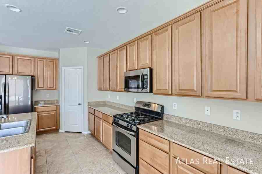 1009 Barron Creek Ave - Photo 6 of 17