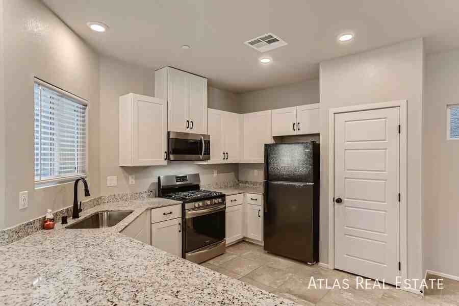 4479 Sapphire Moon Ave - Photo 3 of 33