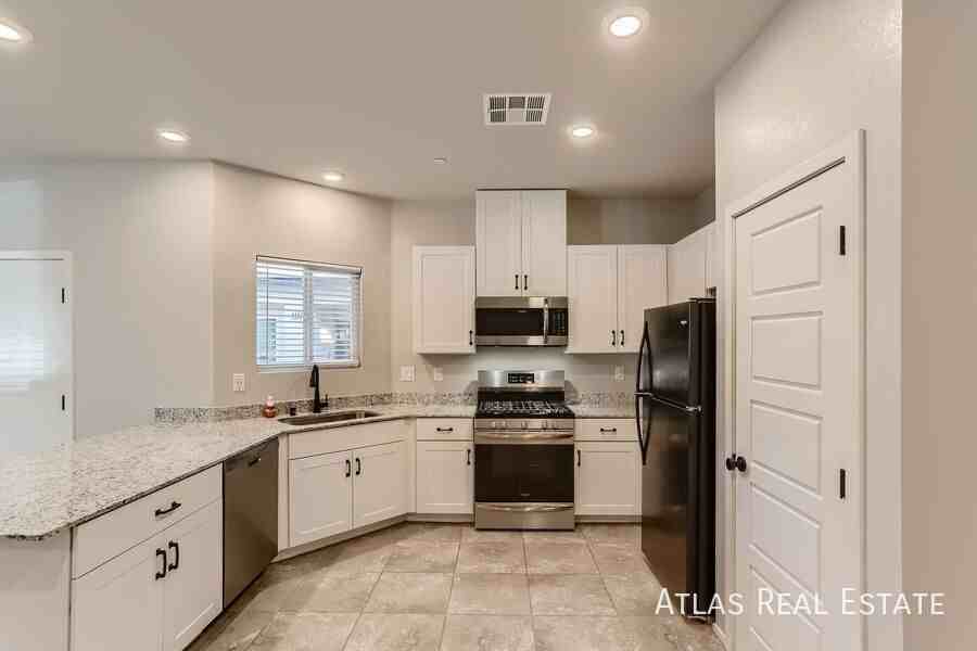 4479 Sapphire Moon Ave - Photo 5 of 33