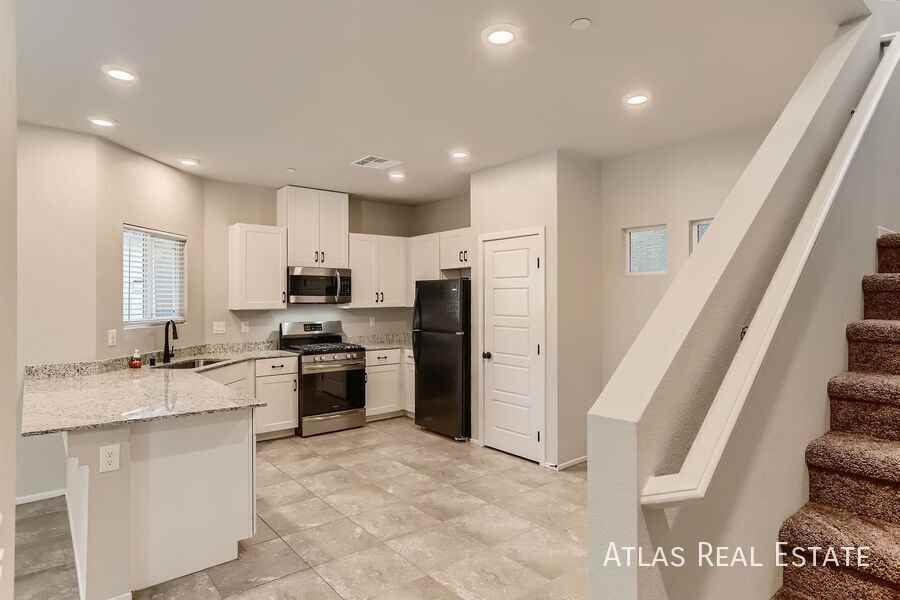 4479 Sapphire Moon Ave - Photo 7 of 33