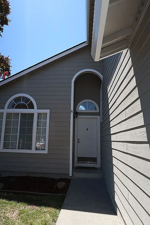 701 Deerfield - Photo 4 of 33