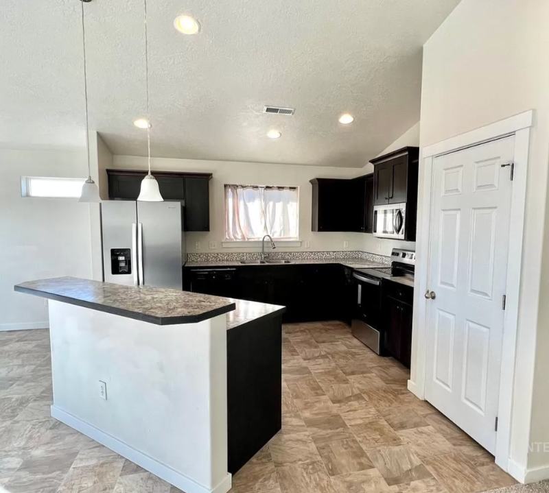 715 Sw Huebert St - Photo 5 of 22