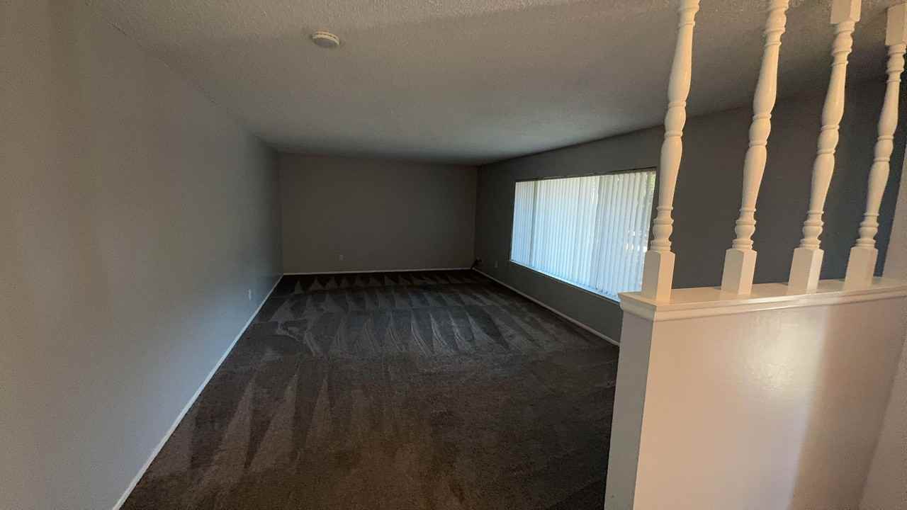 11586 S Smith Ave - Photo 2 of 23