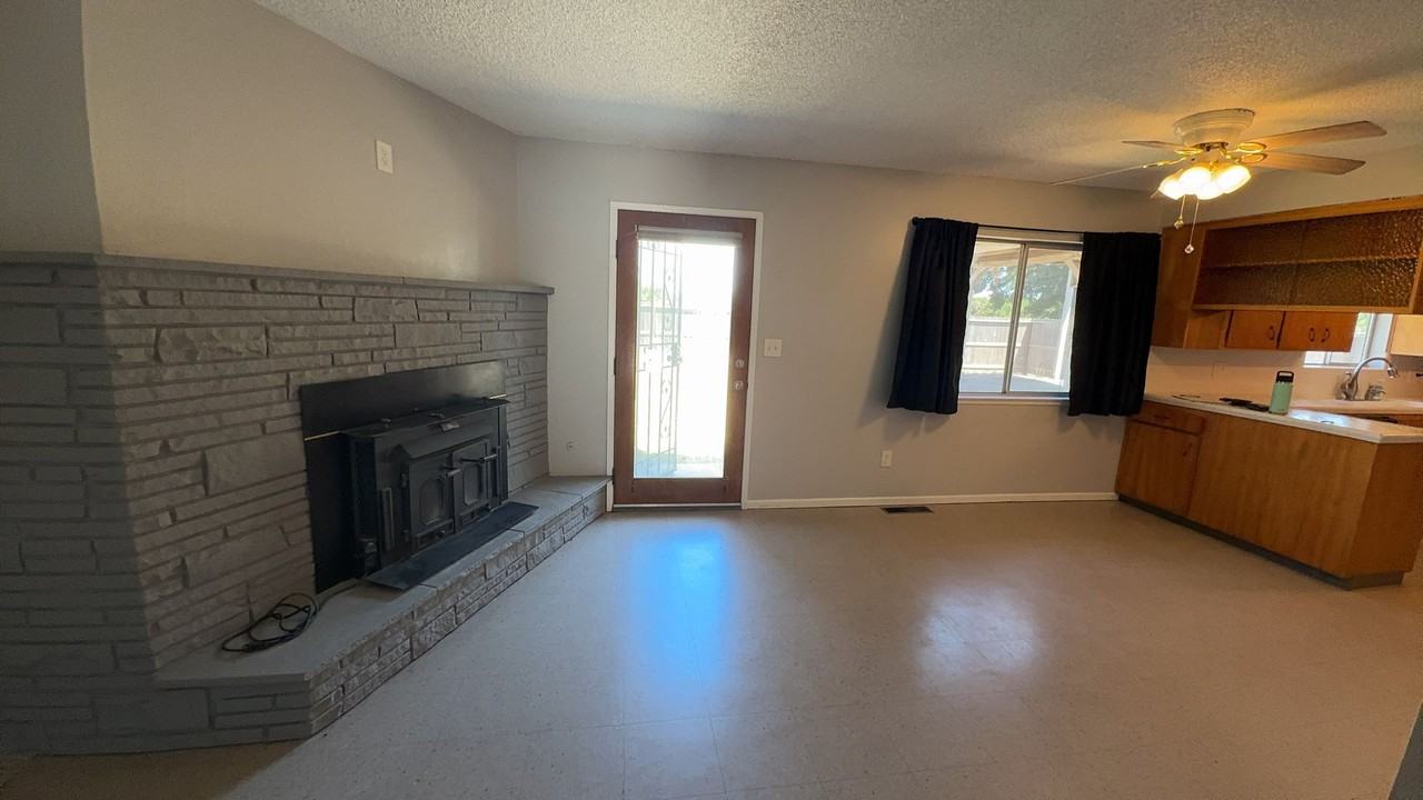 11586 S Smith Ave - Photo 3 of 23