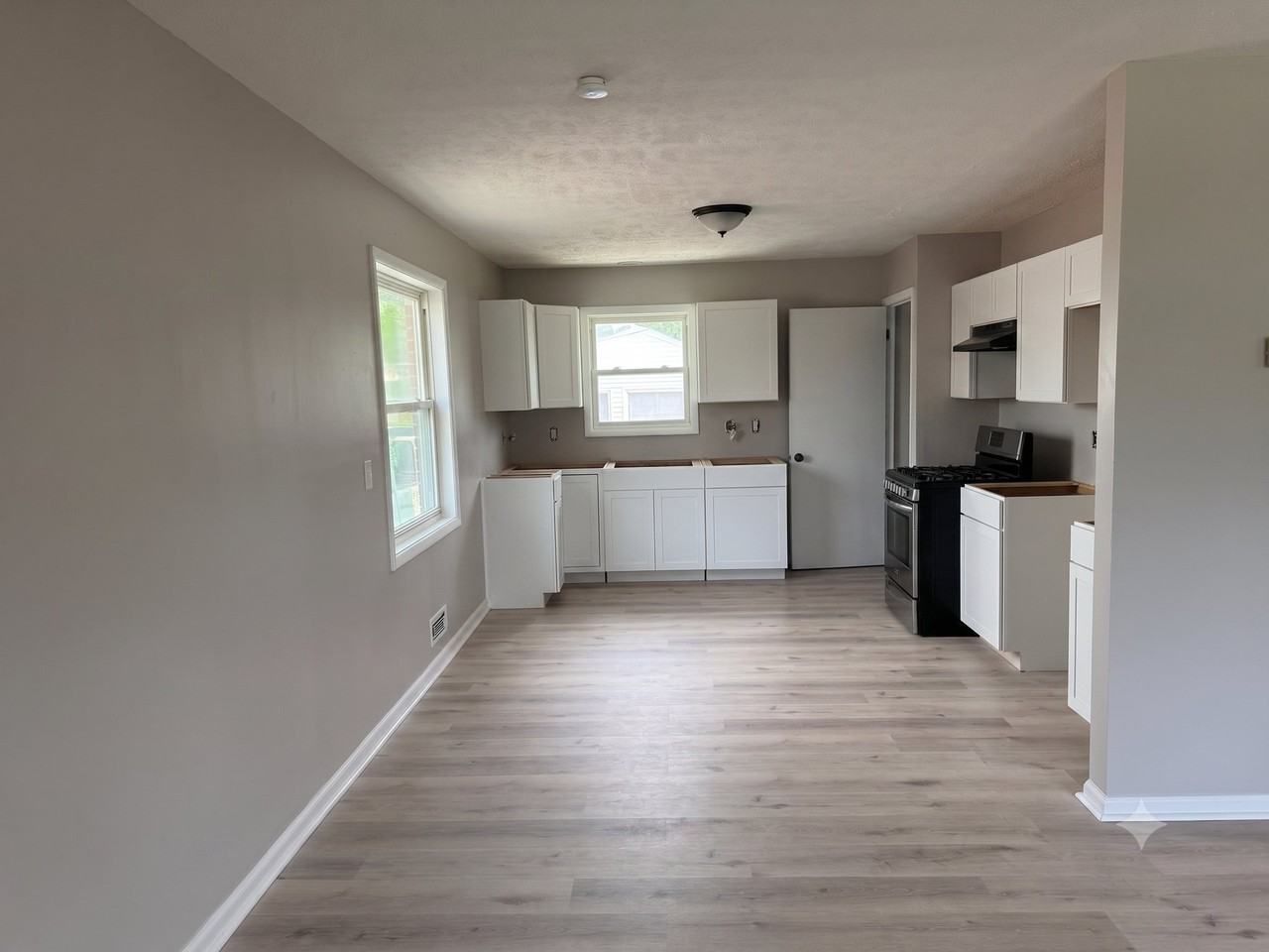 15917 Steinway Blvd - Photo 4 of 13